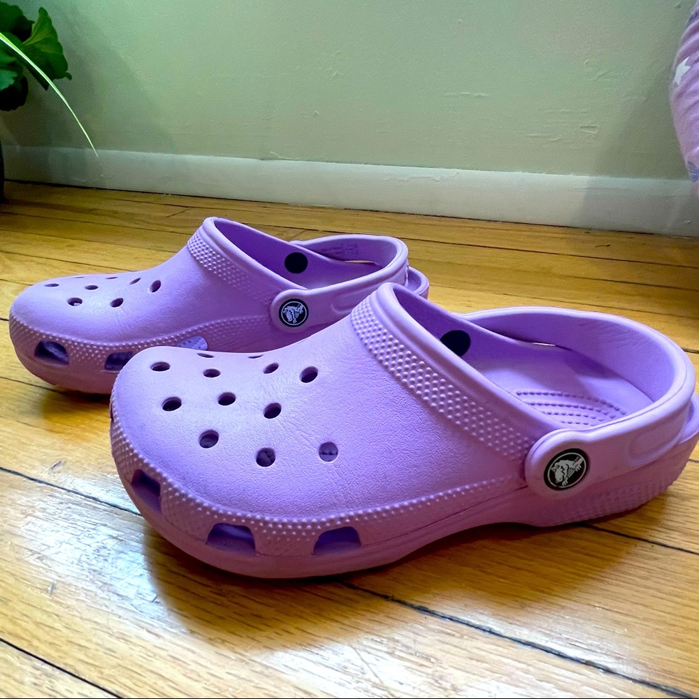 Light purple Crocs in great condition